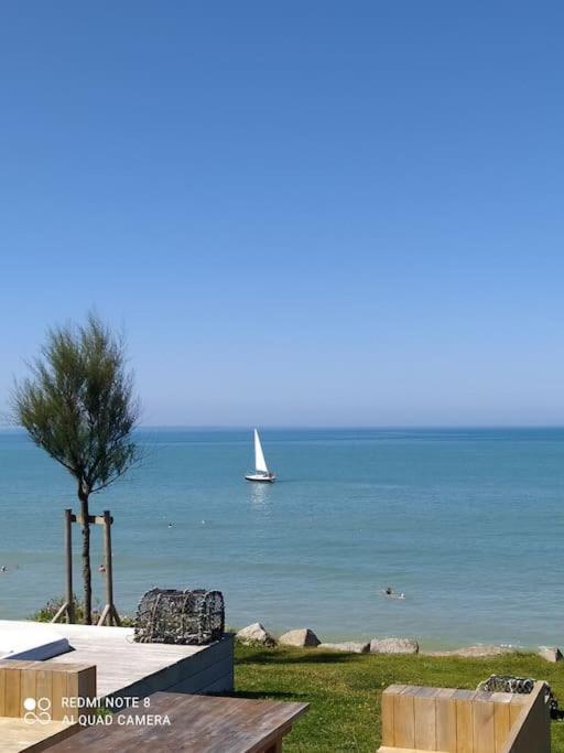 La Chaloupe Gites De Mer Jullouville-les-Pins Exterior foto